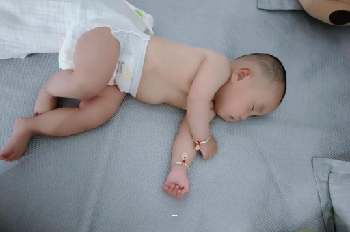 仁寿宝宝多久会抬头